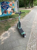 Foto: Roller Quer auf Gehweg 