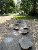 Foto: Spielplatz mit defekten Geräten 