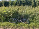 Foto: Fahrrad liegt am Wegesrand 