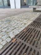 Foto: Ausgebrochene Steine auf dem Marktplatz beim Goßmann 