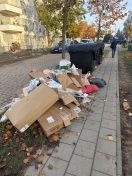 Foto: Müll auf Gehweg 