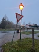 Foto: Straßenschild droht umzukippen  