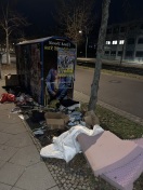 Foto: Müll am Kleidercontainer 