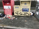 Foto: Diverser Müll an Altkleider- und hinter Altglascontainern 