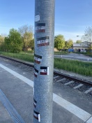 Foto: Aufkleber am Bahnhof Friedersdorf 
