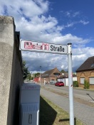 Foto: Verklebtes Straßenschild 