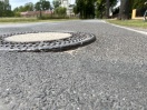 Foto: Herauststehender Kanaldeckel 