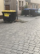Foto: Mülltonne auf den Fußweg Parkplatz  