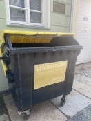 Foto: Mülltonne auf Parkplätze und Gehweg  