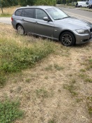 Foto: Permanentes Parken auf der Grünfläche  