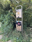 Foto: Leere Hundekotbeutel- Spender an der Beethoven-Straße, Mahlow 