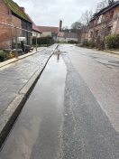 Foto: Abgesackte Straße auf Höhe Seestraße 14 / Regenwasser läuft nicht ab 