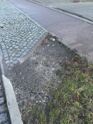 Foto: Erdloch zwischen Straße und Gehweg  